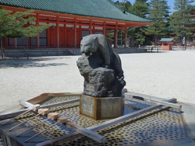 碑・像：平安神宮の白虎京都の四神相応・京都の守り神があちこちに